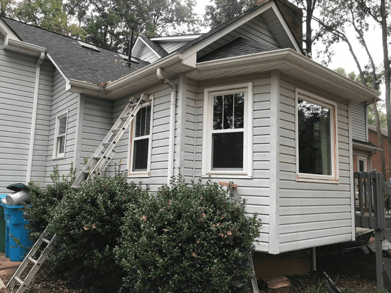 Notice the two vertical grids in top sash only. Double hung’s.