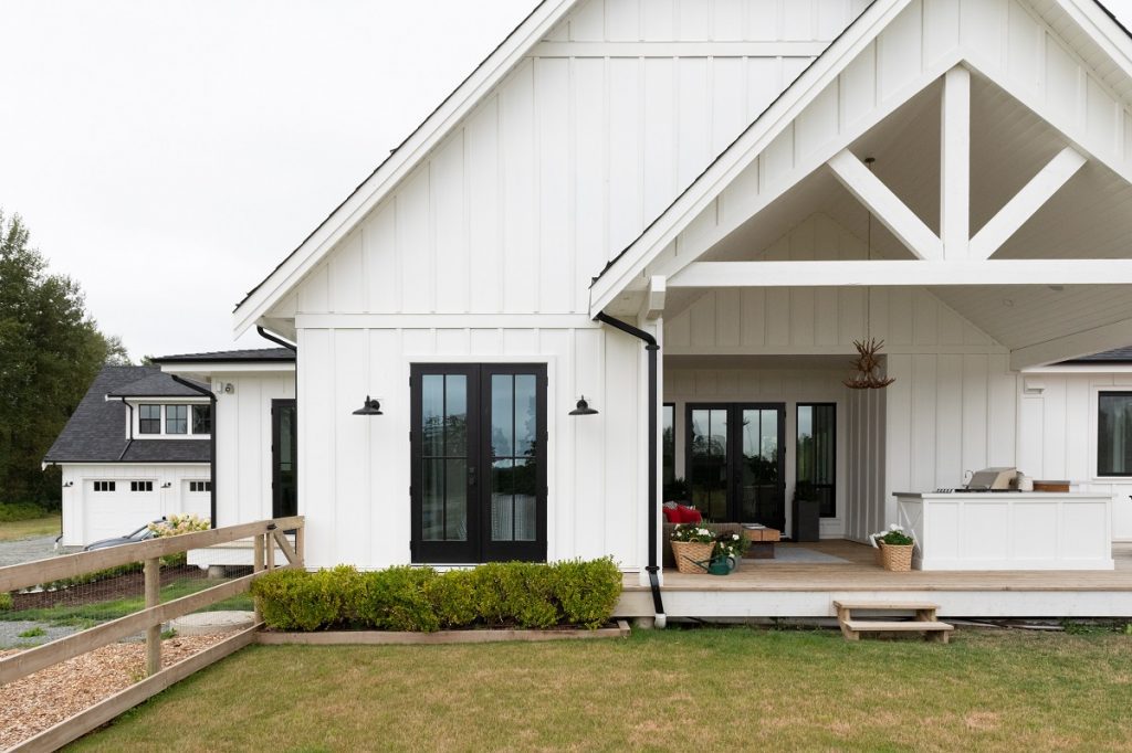 White Home Exteriors With Black Accents Are All The Rage - Black And White House With Wood Accents
