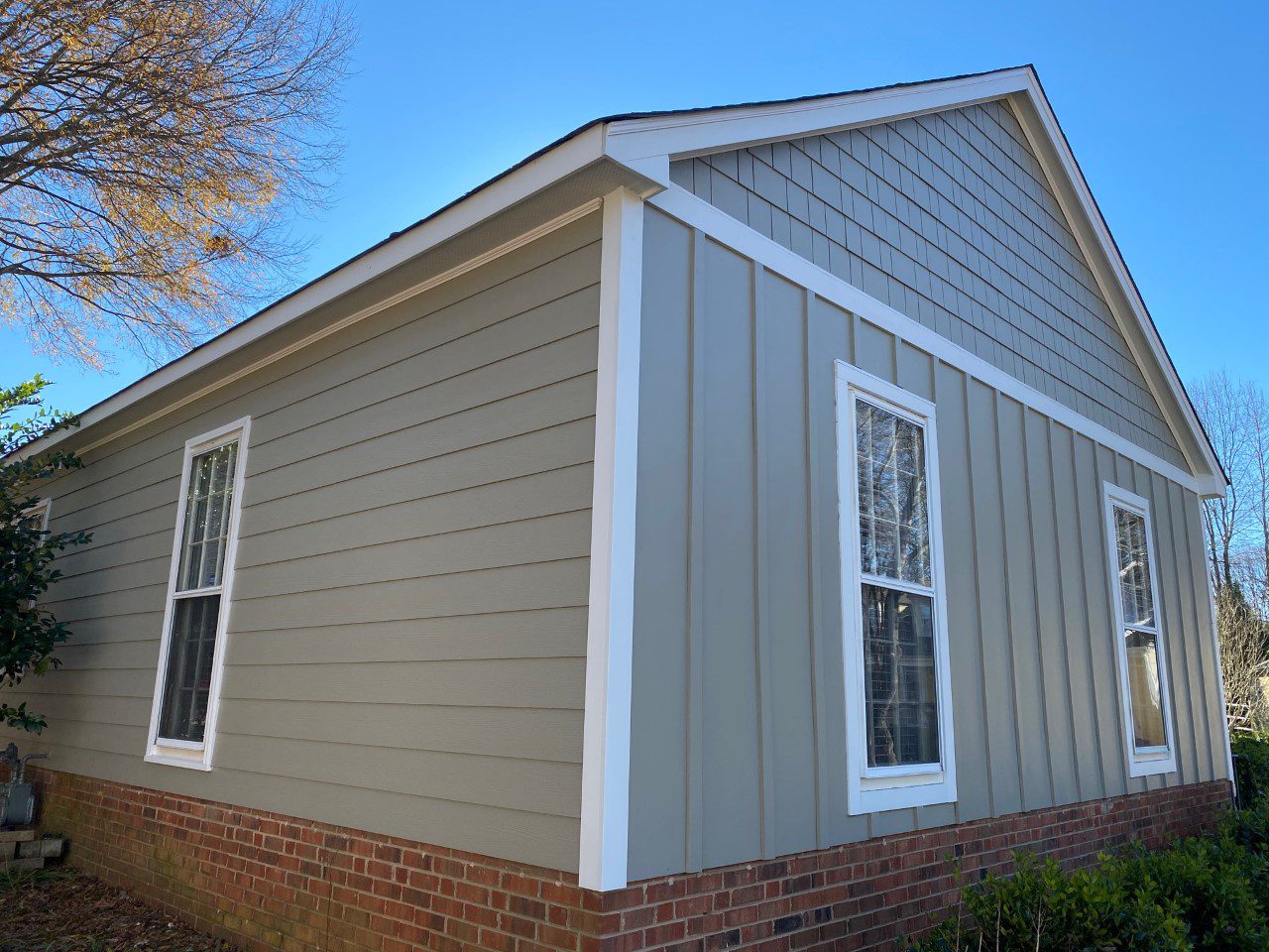 Hardie® Planklap siding on side of huntersville home